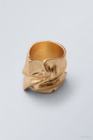 Weekday Ivy Crinkled Ring Gold | EWHU0761